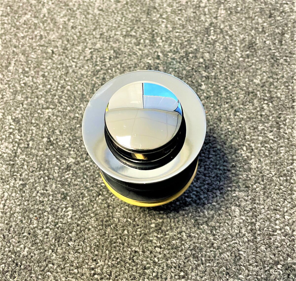 Chrome 32mm pop-up waste without overflow on textured surface.